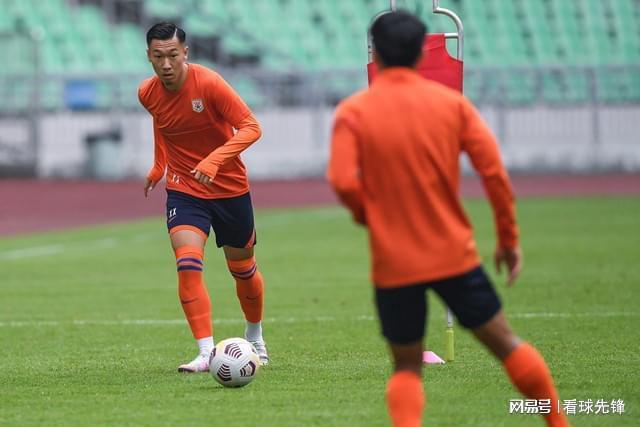 开云体育-集结日上海海港备战葡超；战术微调细节曝光；更衣室稳定；数据趋势出现新变化的简单介绍