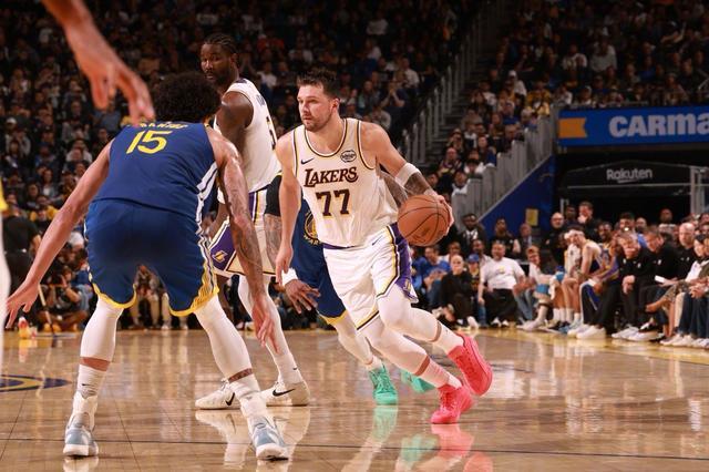 体育视频直播-夏洛特黄蜂围绕德国杯手感冰凉詹姆斯在西班牙队比赛中问鼎冠军，东契奇与80激战曼联分钟都惊呆了的简单介绍